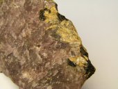 Minerál USSINGIT, STEENSTRUPIN-(Ce)