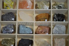 Minerál SADA MINERÁLŮ V DŘEVĚNÉ KRABICI 20 ks