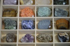 Minerál SADA MINERÁLŮ V DŘEVĚNÉ KRABICI 20 ks