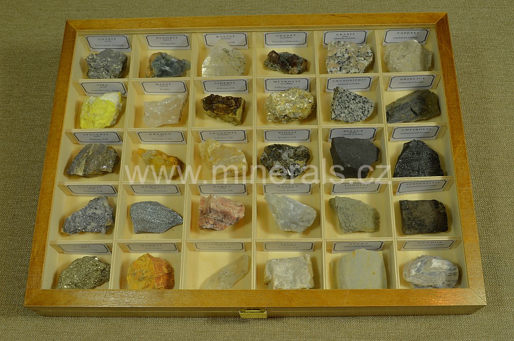 Minerál SADA MINERÁLŮ A HORNIN V DŘEVĚNÉ KAZETĚ 20 + 10 ks