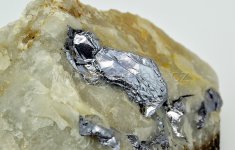 Minerál MOLYBDENIT